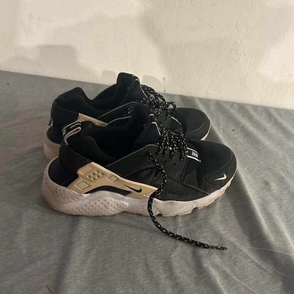 Nike Air Huarache Run SE Size 5.5Y Black White Sneakers 909143-006